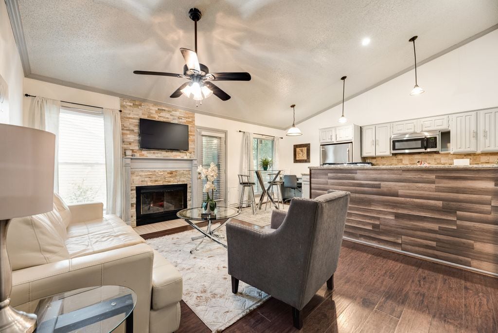 Smart TV, fireplace
