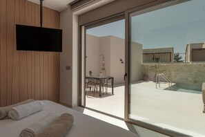 Suite junior, piscina privada | Sábanas de algodón egipcio y ropa de cama de alta calidad