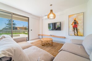 Junior Suite, Private Pool | Living room