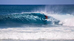 Um surfista deslizando sobre uma onda grande no oceano.