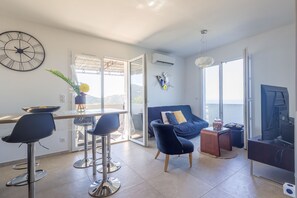 Televisie, een dvd-speler en een stereo