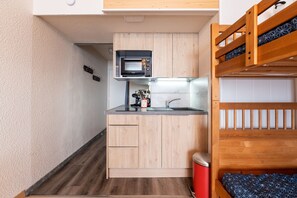 Kühlschrank, Mikrowelle, Ofen, Wasserkocher mit Kaffee-/Teezubehör