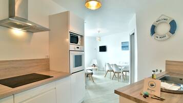Coffee/tea maker, fridge, microwave, oven