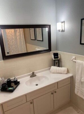 Hårføner, håndklær, såpe og sjampo