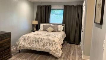 3 dormitorios, caja fuerte, escritorio y tabla de planchar con plancha