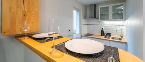 Refrigerador, microondas, horno y cafetera y tetera