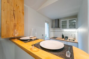 Fridge, microwave, oven, coffee/tea maker