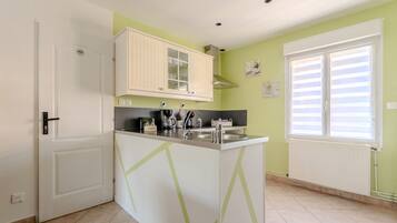 Réfrigérateur, micro-ondes, four, cafetiÚre/bouilloire