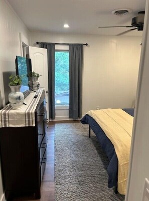 3 bedrooms, in-room safe, iron/ironing board, travel cot