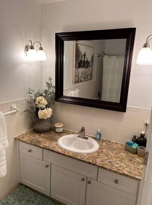 Douche, sèche-cheveux, serviettes fournies, savon