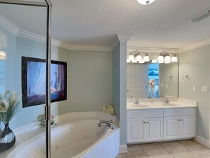 Lägenhet - flera sängar - balkong - havsutsikt (#1503 - No Pets) | Badrum | Lyxtoalettartiklar, handdukar, tvål och schampo