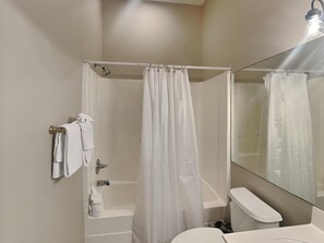 Huis, Meerdere bedden, terras, uitzicht op zee (#13) | Badkamer | Designer toiletartikelen, handdoeken, zeep, shampoo