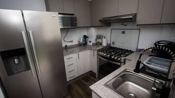 Een koelkast, een microgolfoven, een oven, een kookplaat