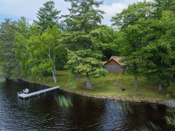 Property grounds - The Cabin- cozy cottage on the sandy shores of the Chippewa Flowage (Hayward)