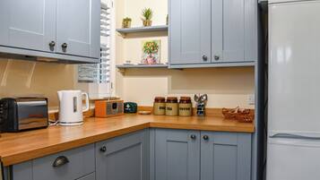 Cookware/dishes/utensils