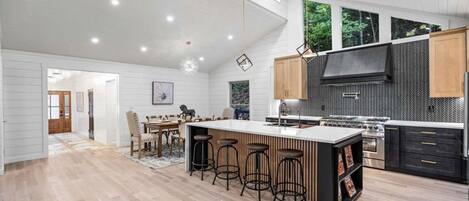 Frigorifero, microonde, forno, piano cottura