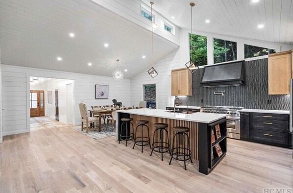 Fridge, microwave, oven, stovetop - New Mountain Home, EV Charger, All Ensuite Bedrooms, Fire-pit Area (Highlands)