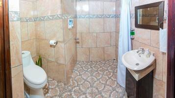 Douche, serviettes fournies, savon, shampoing