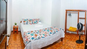 3 slaapkamers, een strijkplank/strijkijzer, gratis wifi, beddengoed