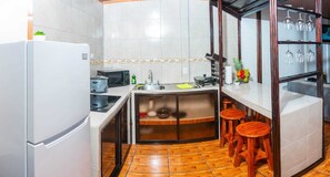 Réfrigérateur, micro-ondes, plaque de cuisson, cafetière/bouilloire