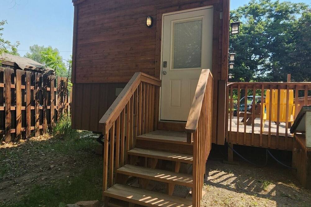 Rocky Mountain Bunkhouse - Warm Tiny House near Estes Park, Boulder, Longmont
