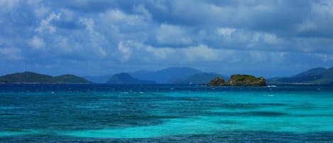 Na praia, espreguiçadeiras, toalhas de praia