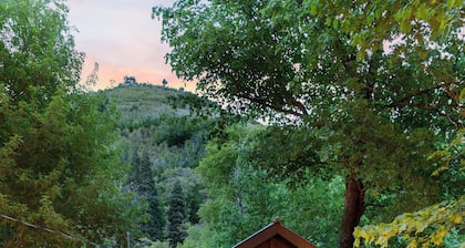 Charming Creekside Cabin Near Sundance– Mountain Views & Family-Friendly Comfort