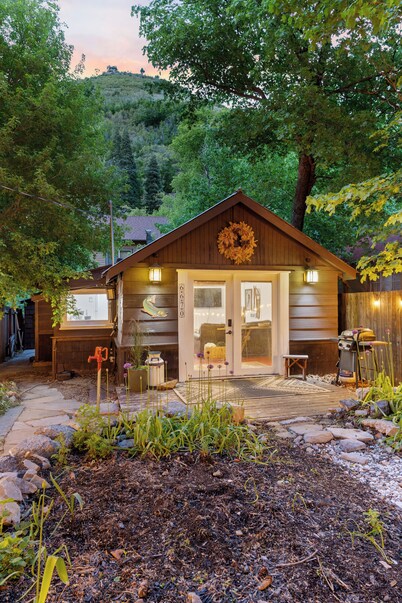 Charming Creekside Cabin Near Sundance– Mountain Views & Family-Friendly Comfort