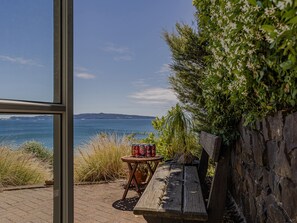 Outdoor dining - Chuck’s Retreat - Opito Bay Holiday Home (Whitianga)