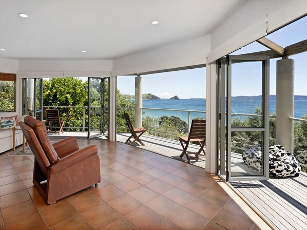 Interior - Chuck’s Retreat - Opito Bay Holiday Home (Whitianga)