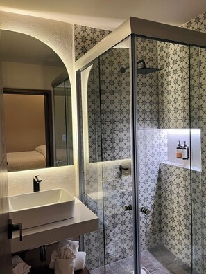 標準雙人房, 2 張標準雙人床 | 浴室 | 淋浴花灑、免費盥洗用品、吹風機、毛巾