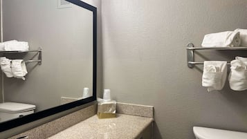 Tina con regadera, toallas, papel de baño