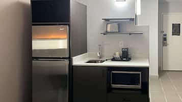 Refrigerador con congelador, microondas y parrilla de estufa