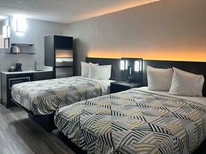 Escrivaninha, cortinas blackout, ferros/tábuas de passar roupa