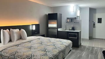 Escritorio, cortinas blackout y tabla de planchar con plancha