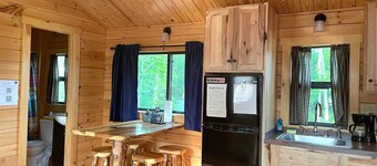 111) Magpie Log Cabin. Close to Hocking Hills State Park and more!