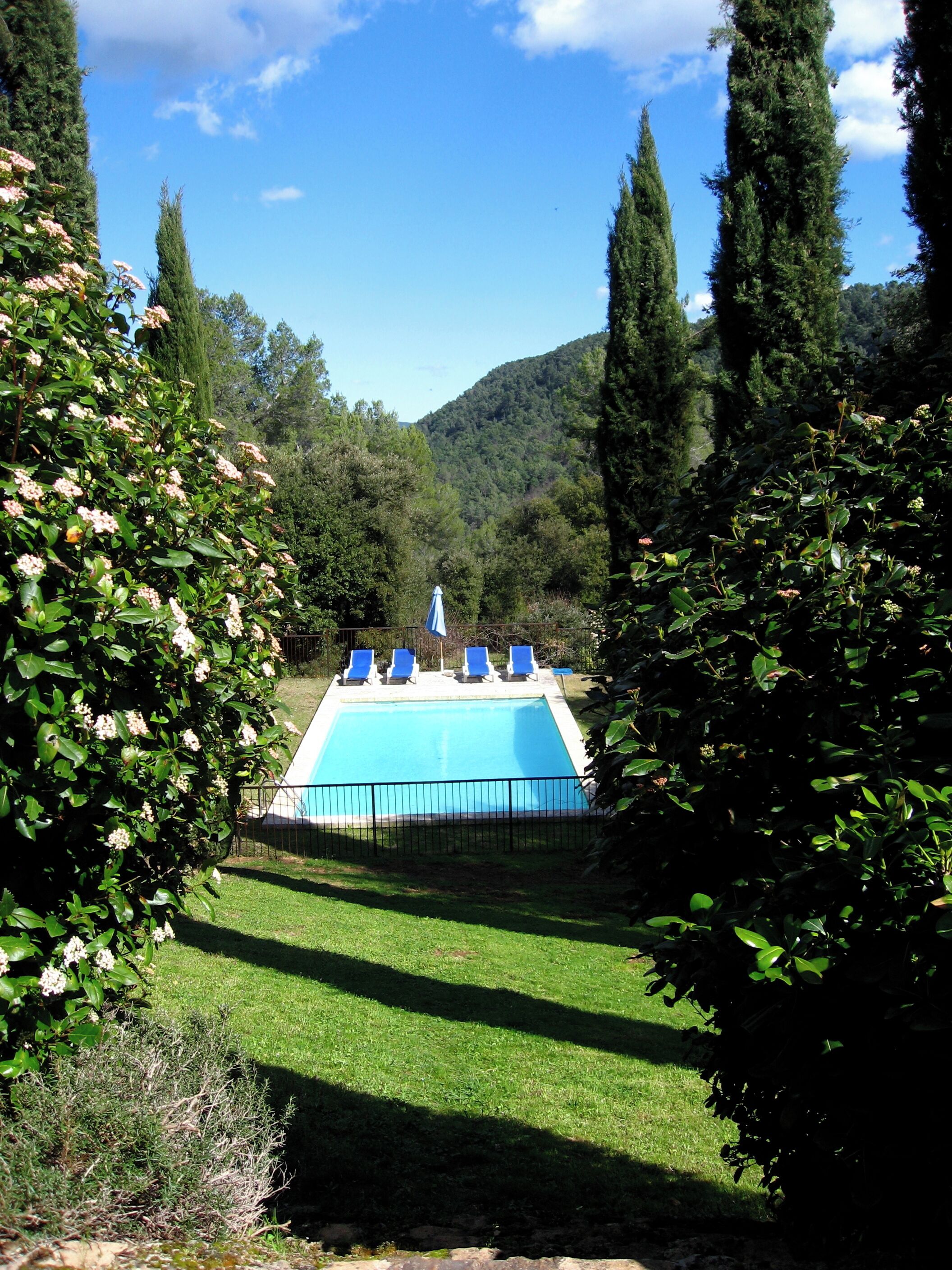 Outstanding Olive Mill in protected environment, house for 6, studio for 2, Pool