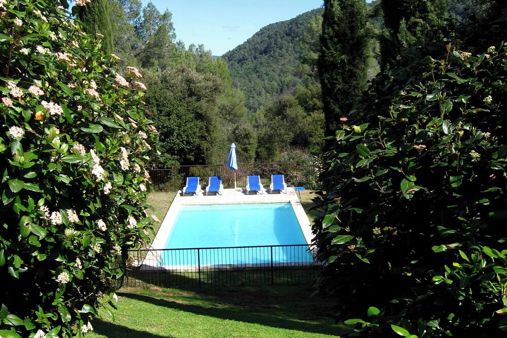 Outstanding Olive Mill in protected environment, house for 6, studio for 2, Pool