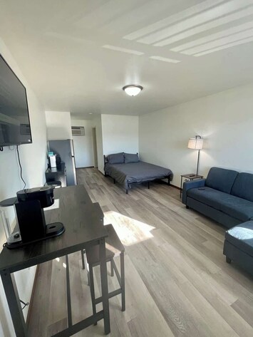 Studio Unit 17 - Queen Bed