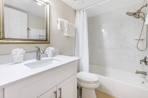 ヘアドライヤー、タオル、石鹸、トイレットペーパー