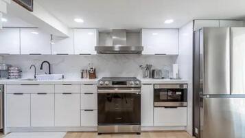 Cookware/dishes/utensils, dining tables