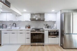 Utensilios de cocina y mesa de comedor