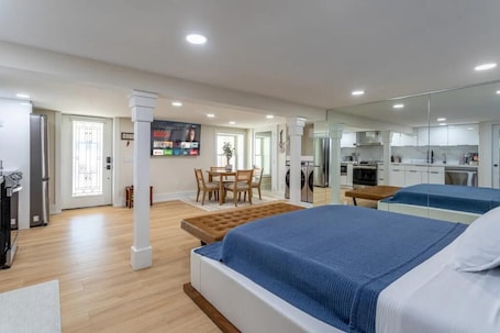 1 bedroom, WiFi. Luxe Provincial Style Studio w/ Patio & Parking