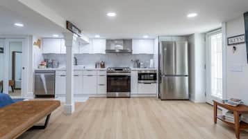 Cookware/dishes/utensils, dining tables