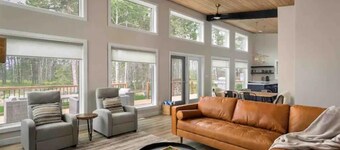 New luxurious 3 BR w/ hot tub. Mins to Clear Lake!