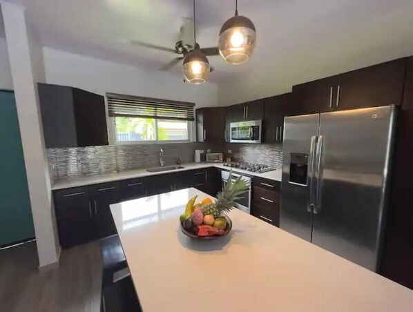 Private kitchen - Amazing 3 Bedroom Villa with pool in Bahia Ballena (Uvita)