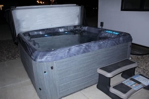 Outdoor spa tub - Modern Farmhouse with Casita (Cedar City)