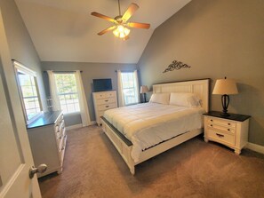 3 Schlafzimmer, Schreibtisch, Bügeleisen/Bügelbrett, Reisekinderbett