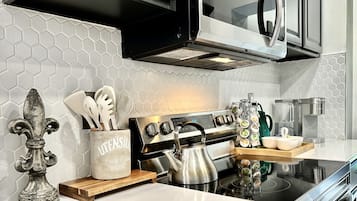 Coffee/tea maker, fridge, microwave, oven
