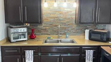 Réfrigérateur, micro-ondes, four, cafetiÚre/bouilloire